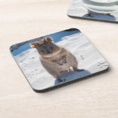 Niedliches und glückliches Quokka am Strand Austra Getränkeuntersetzer (Linke Seite)