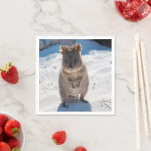 Niedliches und glückliches Quokka am Strand Austra Serviette (Beispiel)
