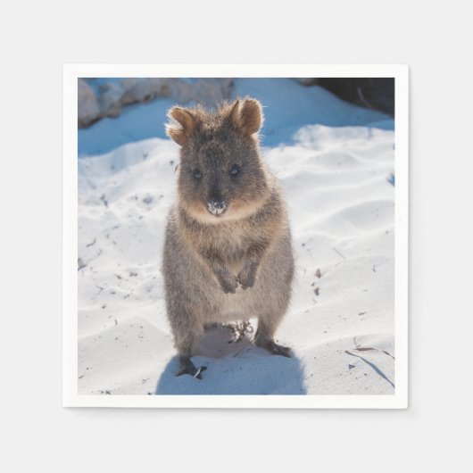 Niedliches und glückliches Quokka am Strand Austra Serviette (Vorderseite)