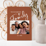 Niedliches und modernes Foto | Terracotta Leinwanddruck<br><div class="desc">Dieses schlichte und stilvolle Familienkunst besticht durch Ihr persönliches Foto. Das Wort "Foto" erscheint in der modernen,  handgeschriebenen Schrift Typografie mit einem niedlichen,  handgezeichneten Herz auf boho terracotta-Hintergrund. Geben Sie Ihren Familiennamen und das festgelegte Datum ein.</div>
