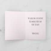 Niedliches Valentinisches Girl Holding Herz Karte (Innenseite)