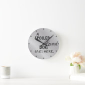 Niedliches verworrenes Hundeangebot Runde Wanduhr (Zuhause)