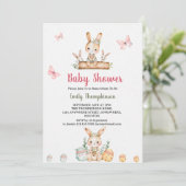 Niedliches Vintages Bunny mit grünen Blätter Kinde Einladung (Stehend Vorderseite)