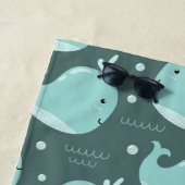 Niedliches Walmuster auf Aquamarinen blauen Kinder Strandtuch (Beispiel)