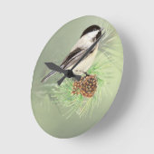 Niedliches Wasserbad Chickadee Bird in Pine Tree Runde Wanduhr (Winkel)