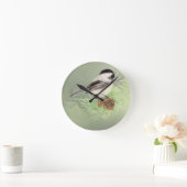 Niedliches Wasserbad Chickadee Bird in Pine Tree Runde Wanduhr (Zuhause)