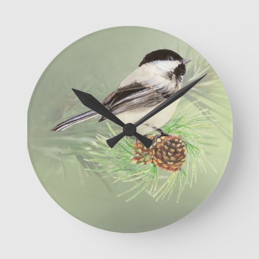 Niedliches Wasserbad Chickadee Bird in Pine Tree Runde Wanduhr (Vorderseite)