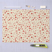 Niedliches Wasserfarbenrotes Herz auf Beige Seidenpapier (Handwerk)