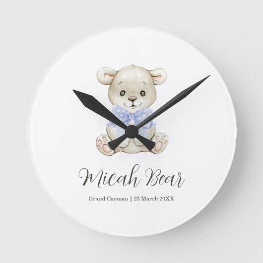 Niedliches Watercolor Baby Bear Blue Bow Runde Wanduhr (Vorderseite)