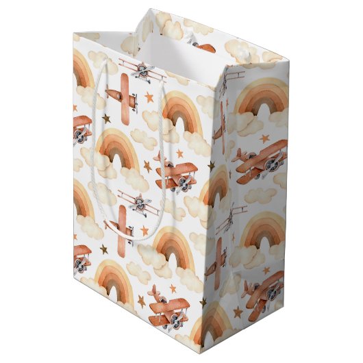 Niedliches Watercolor Rainbow-Flugzeugmuster Mittlere Geschenktüte (Rückseite Schrägansicht)