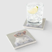 Niedliches, weiches und flauschiges, graues Eichhö Steinuntersetzer (Seitenansicht)