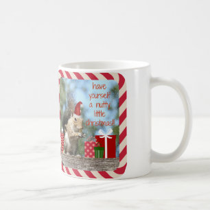 Niedliches Weihnachtseichhörnchen, haben ein Kaffeetasse