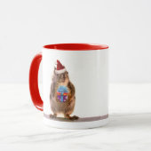 Niedliches Weihnachtseichhörnchen und -geschenk Tasse (Vorderseite Links)
