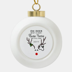 Niedliches Weihnachtskrankenpfleger Stethoscope Re Keramik Kugel-Ornament