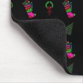 Niedliches Weihnachtsmuster auf schwarzem Hintergr Mousepad (Ecke)