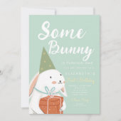 Niedliches Weißes Bunny 1. Geburtstag Einladung (Vorderseite)