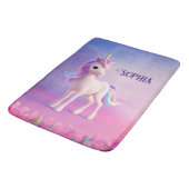 Niedliches weißes Einhorn mit rosa und blauem Mane Badematte (Schrägansicht)