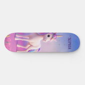 Niedliches weißes Einhorn mit rosa und blauem Mane Skateboard (Horizontal)