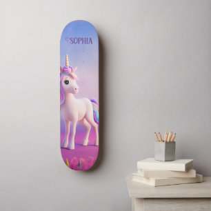 Niedliches weißes Einhorn mit rosa und blauem Mane Skateboard