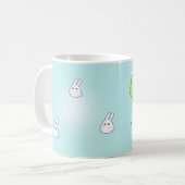 Niedliches weißes Häschen mit kawaii Klee Kaffeetasse (Vorderseite Links)