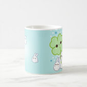 Niedliches weißes Häschen mit kawaii Klee Kaffeetasse (Mittel)