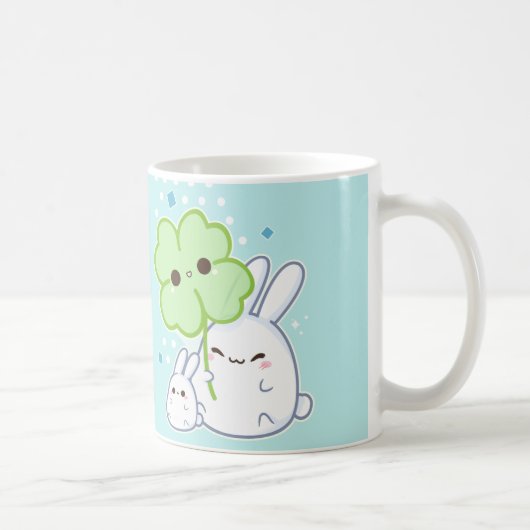 Niedliches weißes Häschen mit kawaii Klee Kaffeetasse (Rechts)