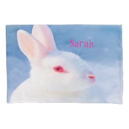 Niedliches weißes Kaninchen auf blauem Hintergrund Kissenbezug