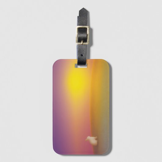 Niedliches Weißes Kaninchen auf Grassy Hill bei So Gepäckanhänger (Vorderseite Vertikal)