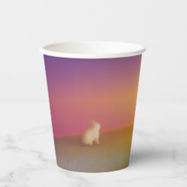 Niedliches Weißes Kaninchen auf Grassy Hill bei So Pappbecher