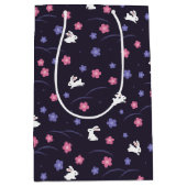 Niedliches Weißes Kaninchen und Blume Muster Mittlere Geschenktüte (Vorderseite)