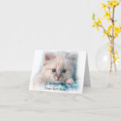 niedliches weißes Kätzchen mit herrlichen blauen Karte (Gelbe Blume)