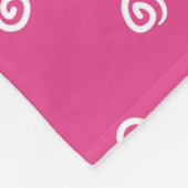 Niedliches weißes Kätzchen mit Schmetterling auf Fleecedecke (Ecke)