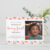 Niedliches Weißes Rotes Foto Berry Erster Geburtst Einladung (Stehend Vorderseite)