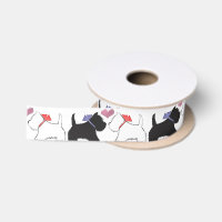 Niedliches Westie verfolgt Kunst-Band