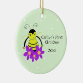 Niedliches Whimsical Bee Baby's First Christmas Keramikornament (Rechts)