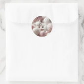 Niedliches White Kitten Napping im Garn Runder Aufkleber (Tasche)