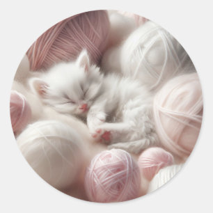 Niedliches White Kitten Napping im Garn Runder Aufkleber