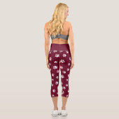 Niedliches White Paw Prints Muster Burgundy Capri Leggings (Rückseite)