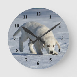 Niedliches White Puppy Snow Foto Runde Wanduhr