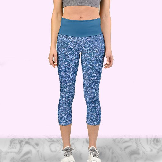 Niedliches Yoga-Training in Blau und Weiß Capri Leggings