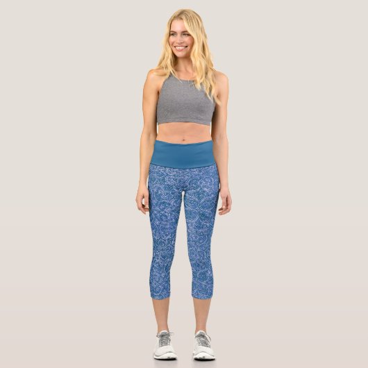 Niedliches Yoga-Training in Blau und Weiß Capri Leggings (Vorderseite)