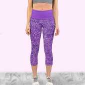 Niedliches Yoga-Workout in lila-weiß-trendigem Sti Capri Leggings
