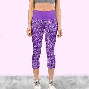 Niedliches Yoga-Workout in lila-weiß-trendigem Sti Capri Leggings
