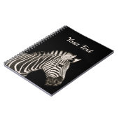 Niedliches Zebra-Portrait auf schwarz, Personalisi Notizblock (Linke Seite)