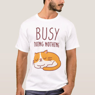 Niedliches Zurücksetzen der Katze beschäftigt, ohn T-Shirt
