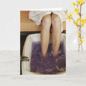 Niedrige Abschnittansicht einer Frau, die einen Karte (Gelbe Blume)