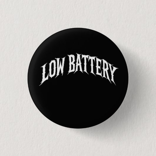 NIEDRIGE BATTERIE Verzerrtes Gothic-Text-Design Button (Vorderseite)