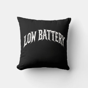 NIEDRIGE BATTERIE Verzerrtes Gothic-Text-Design Kissen