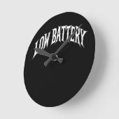 NIEDRIGE BATTERIE Verzerrtes Gothic-Text-Design Runde Wanduhr (Winkel)