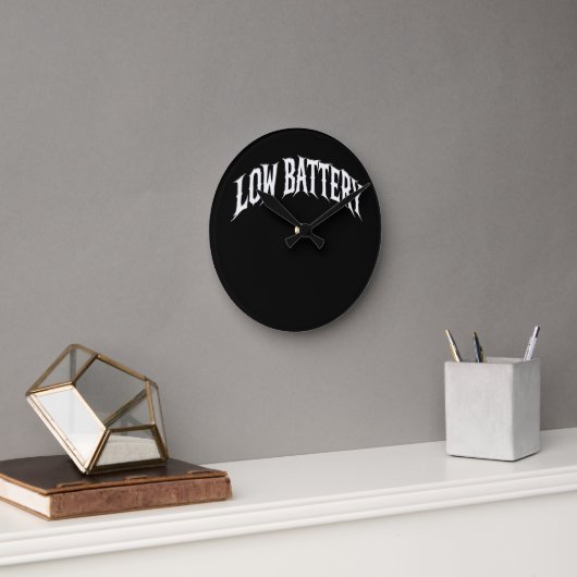 NIEDRIGE BATTERIE Verzerrtes Gothic-Text-Design Runde Wanduhr (Büro)